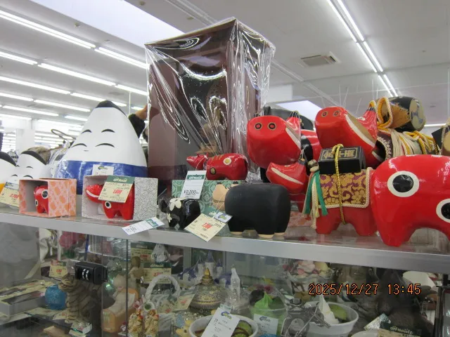 Souvenirs at Hard Off