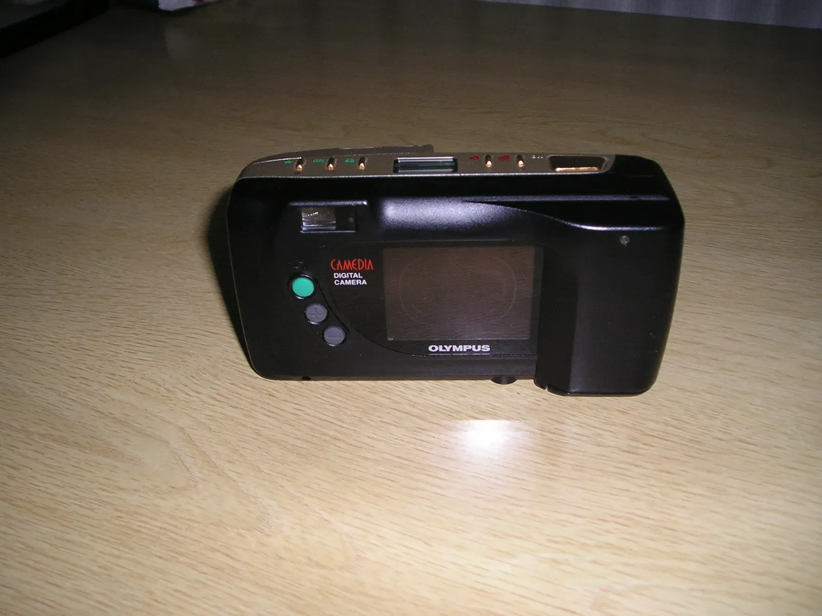 Back view of the Olympus C-840L showing buttons and screen